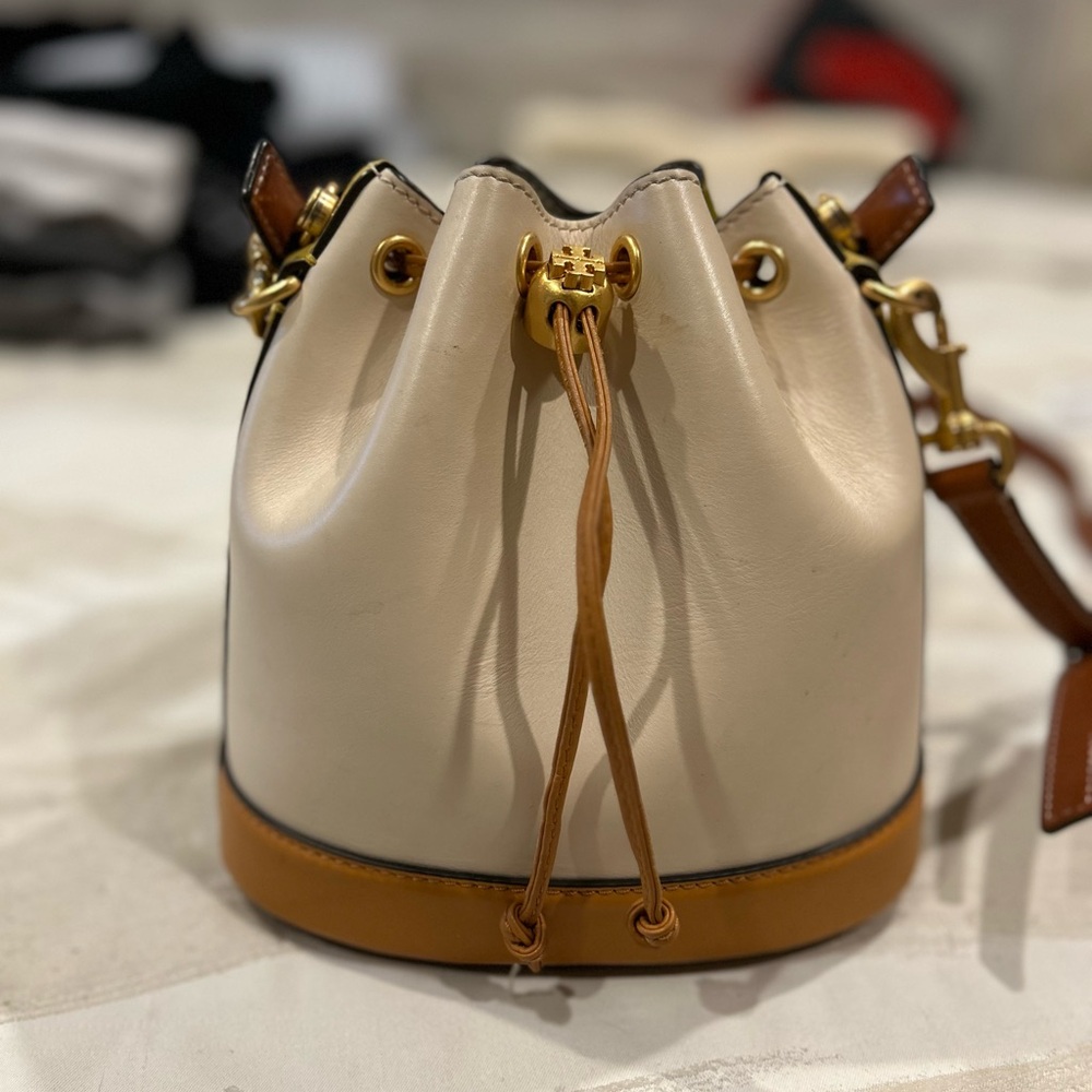 Tory Burch Cream and Tan Crossbody Bag with Two-Tone Elegance